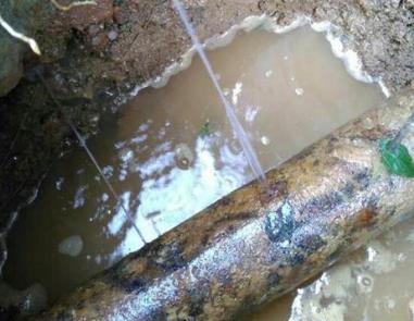 平潭楼顶渗水维修公司分享下地暖漏水的原因及检测方法。